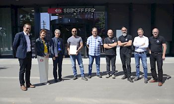 De gauche à droite: Rainer Ducrey, Stephanie Gerwe et Doris Matyassy des CFF, Aldo Sciamanna et Hermann Blättler de la section SEV-BAU Ticino, Giuseppe Lanini du comité central SEV-BAU, Ferruccio Noto, secrétaire BAU Ticino, Pascal Fiscalini secrétaire syndical au secrétariat régional et le secrétaire syndical Urs Huber