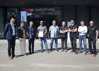 Von links: Rainer Ducrey, Stephanie Gerwe und Doris Matyassy von der SBB, Aldo Sciamanna und Hermann Blättler von der SEV-Sektion BAU Ticino, Giuseppe Lanini vom Zentralausschuss SEV-BAU, BAU-Ticino-Sekretär Ferruccio Noto,Regionalsekretär Pascal Fiscalini und Gewerkschaftssekretär Urs Huber.