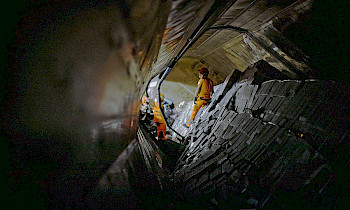 Travailler dans un tunnel par 40 degrés est un effort physique important. © CFF / Anouk Ilg